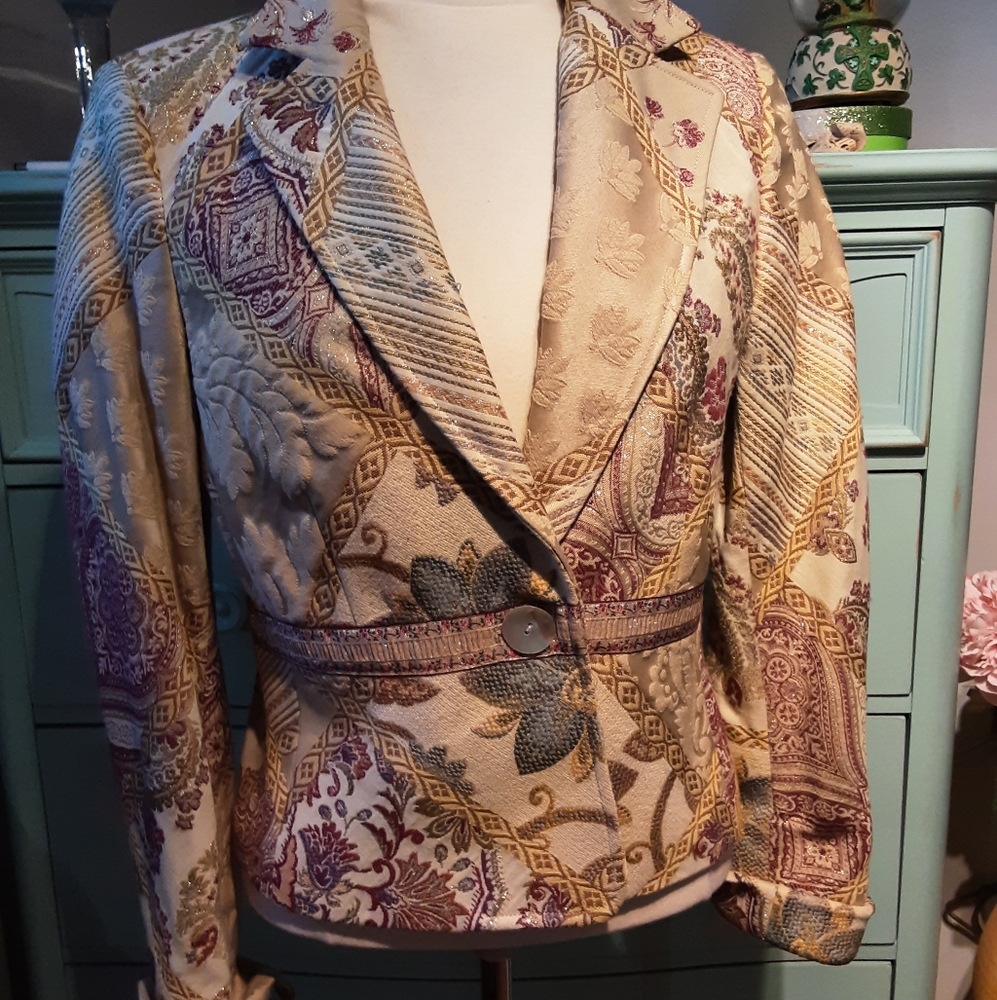 Vintage-Inspired Women's Blazer with Floral Motif